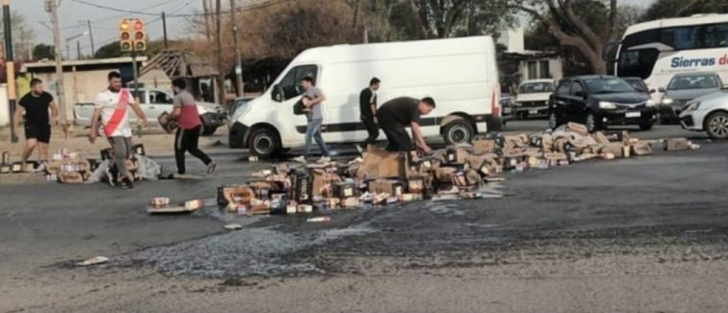 Córdoba: volcó un camión de fernet y otro de Coca en la misma rotonda