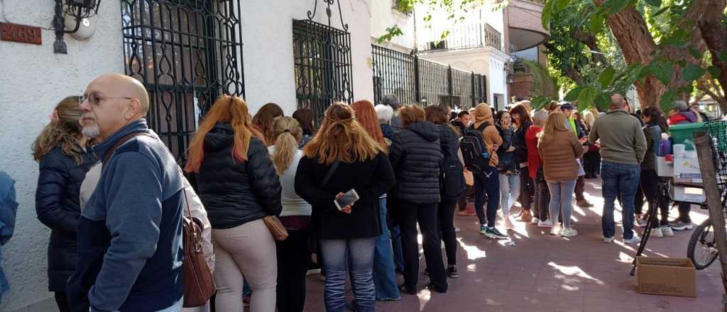 Ciudadan&iacute;a espa&ntilde;ola: largas colas y m&aacute;s de 200 personas en el Consulado de Mendoza 