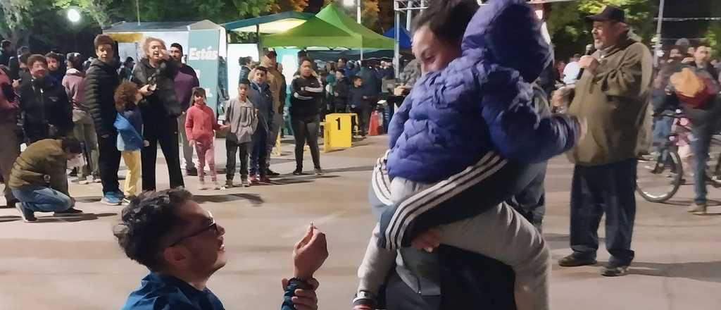 En plena maratón: emotiva propuesta matrimonial en San Carlos