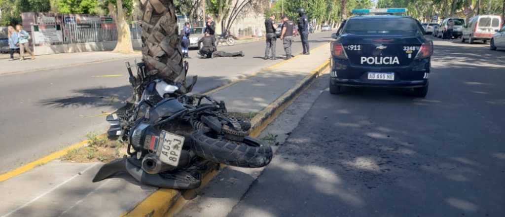 Un policía chocó contra una palmera en San Martín al perseguir a un hombre