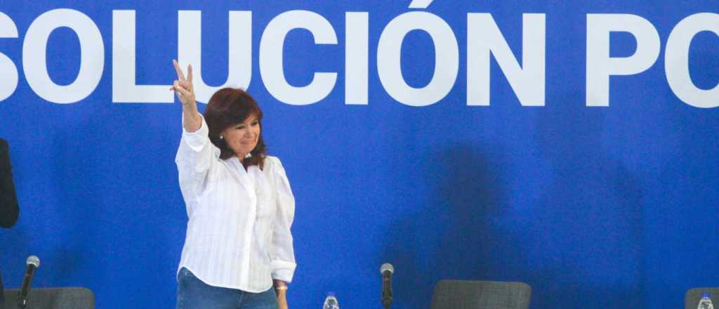 CFK recupera el centro de la escena del Frente de Todos y reaparece en público