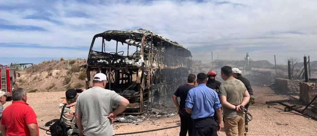 San Rafael: se incendió por completo un ómnibus que llevaba turistas