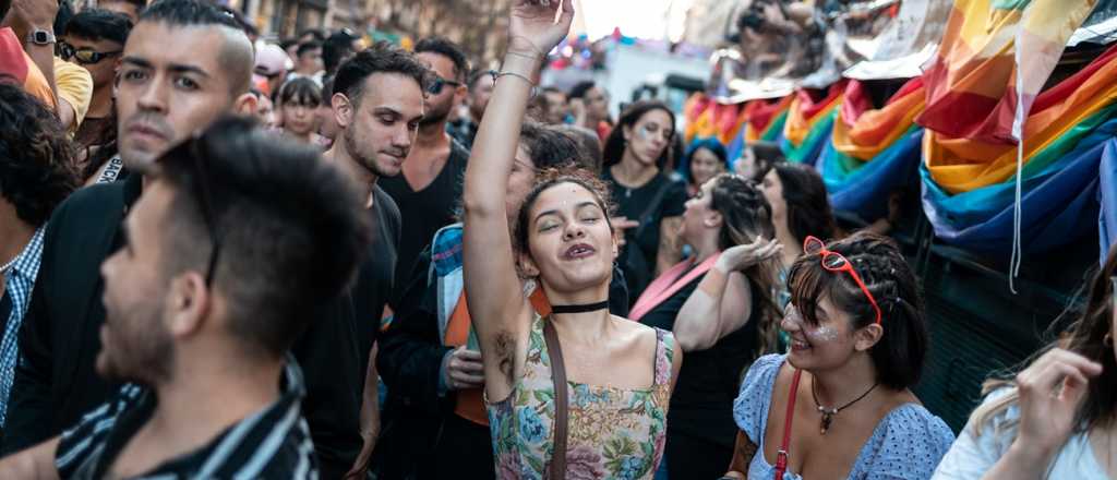 Orgullo: una multitud convirtió la Plaza de Mayo en un arcoiris