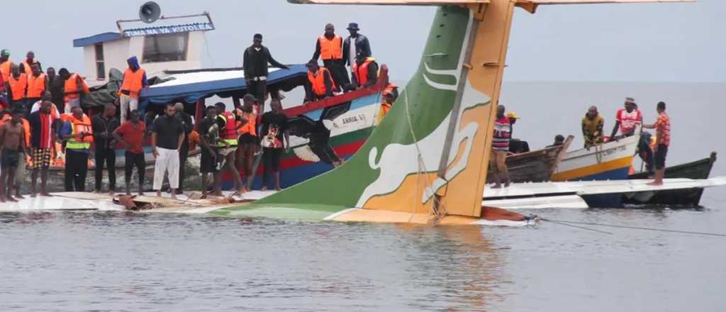 Murieron 19 personas al caer un avión a un lago en Tanzania