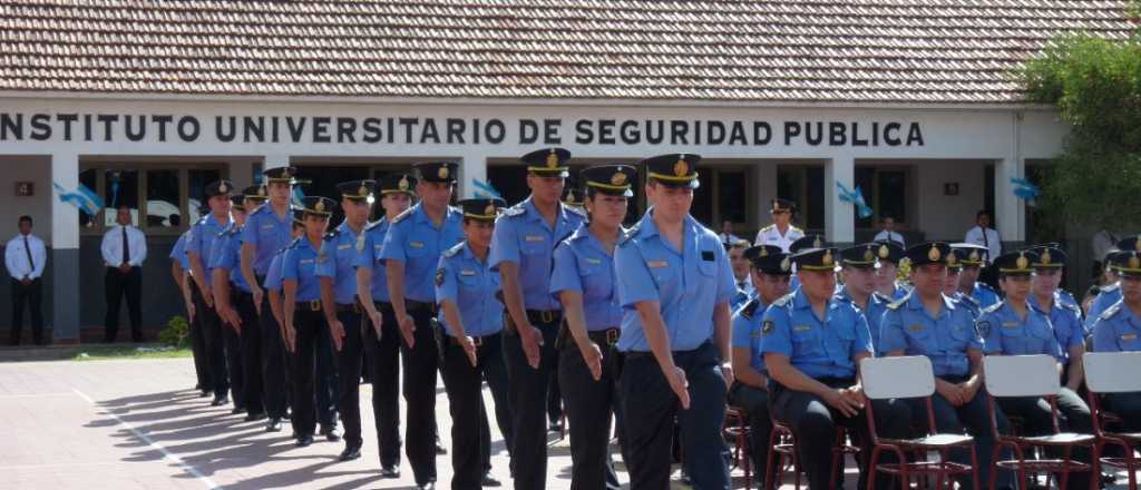 Docentes que forman a polic&iacute;as de Mendoza dicen que a&uacute;n no cobran enero