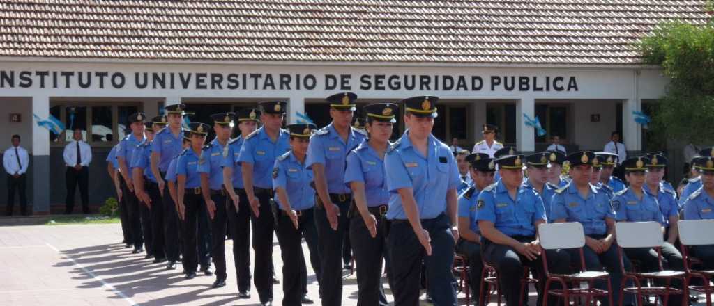Docentes que forman a policías de Mendoza dicen que aún no cobran enero
