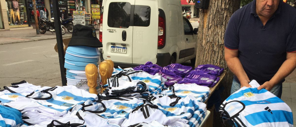 A cu&aacute;nto se consigue la camiseta de la Selecci&oacute;n en las calles de Mendoza