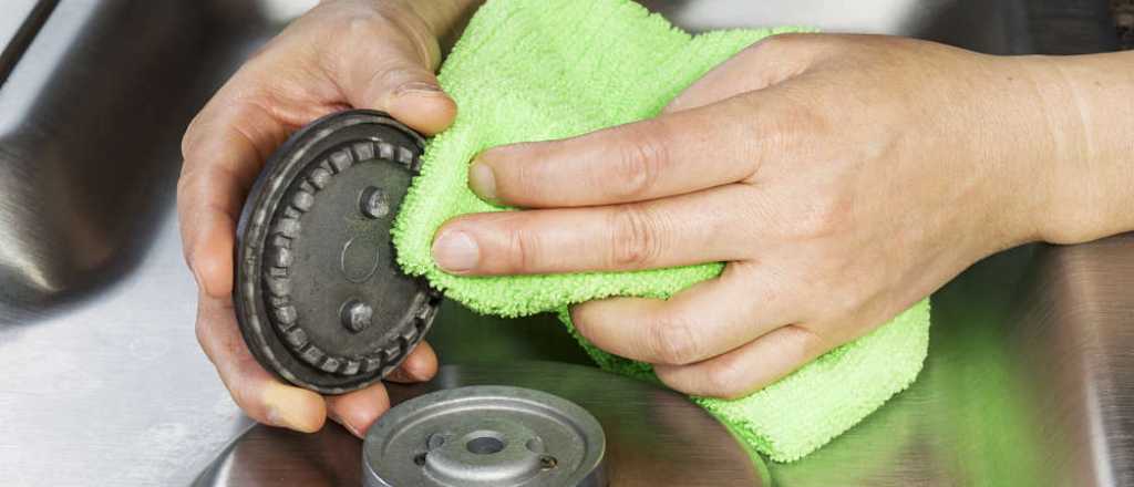 El truco casero y efectivo para dejar tus hornallas limpias y sin grasa