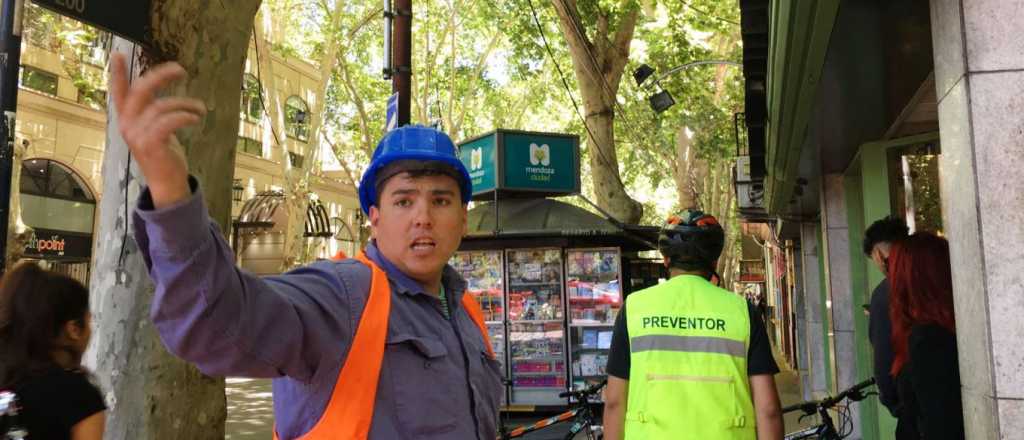 Fotos y videos: se incendi&oacute; el tendido el&eacute;ctrico en plena calle Montevideo