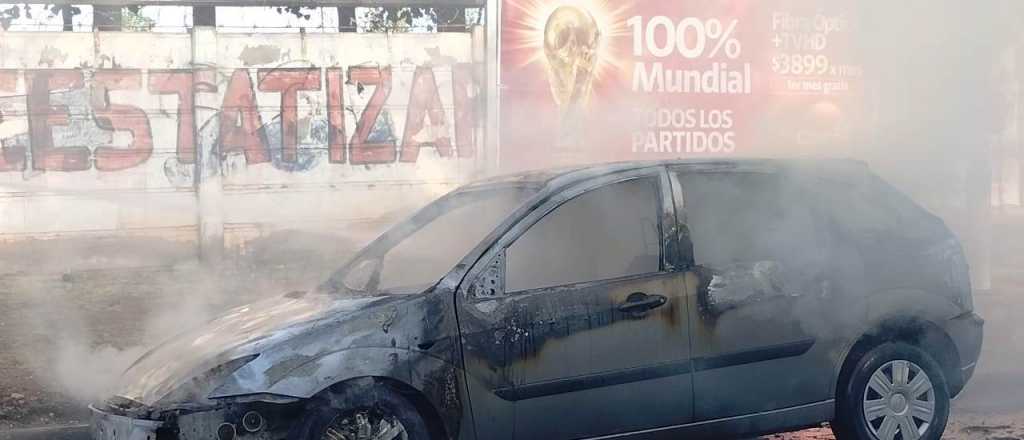 Videos: un auto se prendió fuego a metros de La Barraca