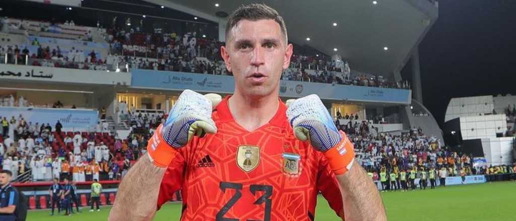 Videos: dos grandes atajadas y tremendo r&eacute;cord del Dibu Mart&iacute;nez