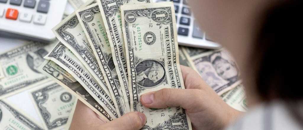 En medio del furor por el Mundial, el d&oacute;lar sigue subiendo y lleg&oacute; a $308