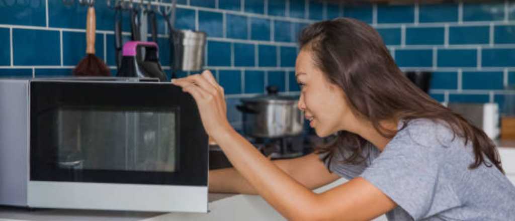 &iexcl;Atenci&oacute;n! Estos son los peligros de calentar agua en el microondas