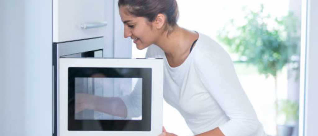 Nunca hay que meter estos alimentos en el microondas