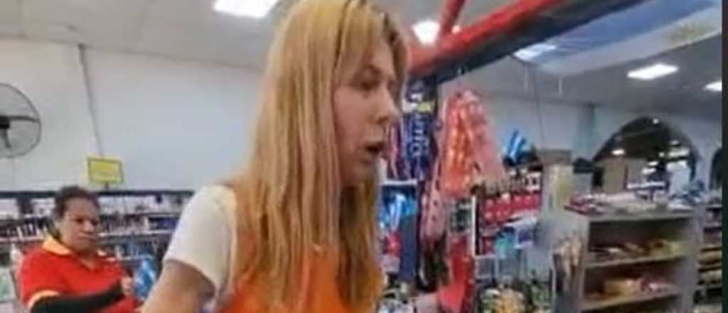 Video: una docente robó en un supermercado, la familia dice que está enferma