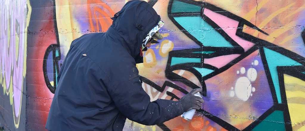 Multaron a dos jóvenes que hacían graffitis en Ciudad