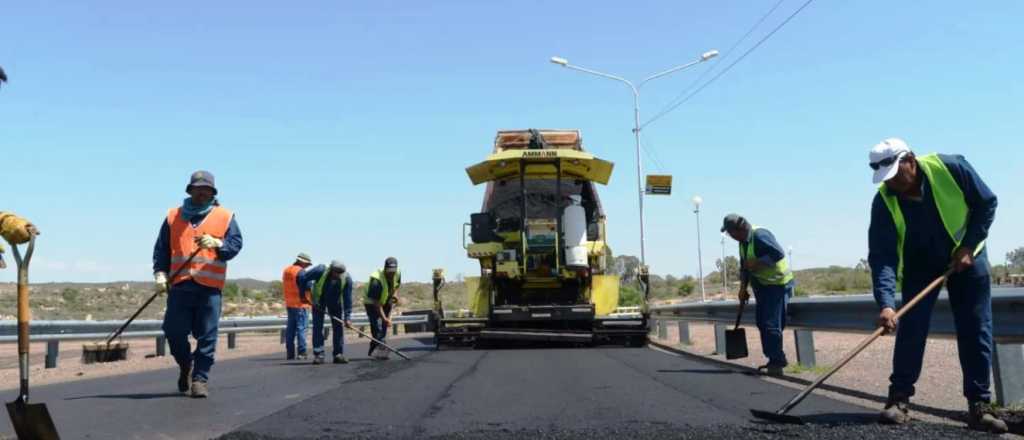 Así avanza la reconstrucción del asfalto del perilago de El Carrizal