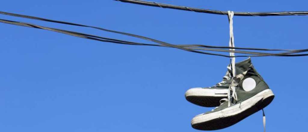 Zapatillas colgadas en los cables de luz: ¿qué significa?
