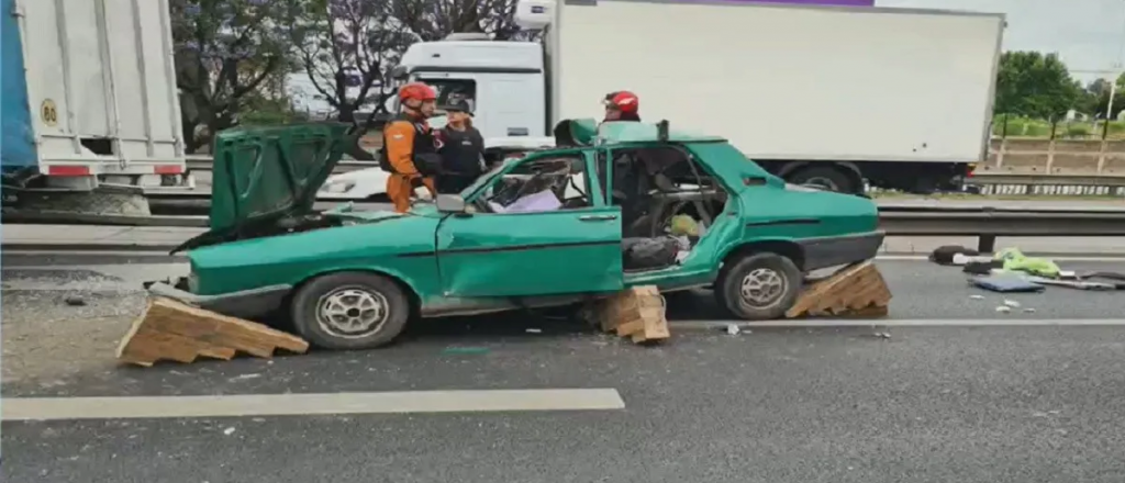Dos muertos al chocar un auto contra un camión en la avenida General Paz