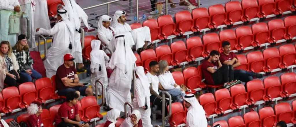 ¡Abandonaron! Insólita decisión de hinchas de Qatar en el debut