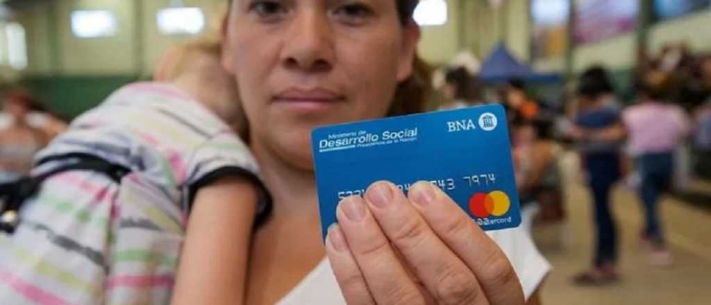 Por la inflación, una familia con tres hijos cobrará $25 mil de tarjeta Alimentar