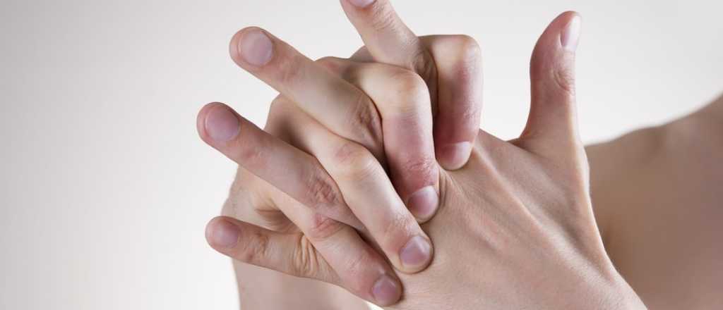 Sonarse los dedos, ¿puede provocar artritis?