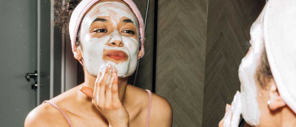 Elimina las manchas en el rostro y aclara la piel con una crema casera