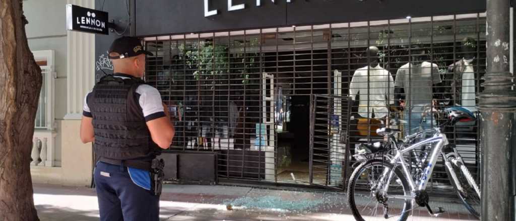 Destrozaron la vidriera de un local de ropa en pleno centro de Mendoza