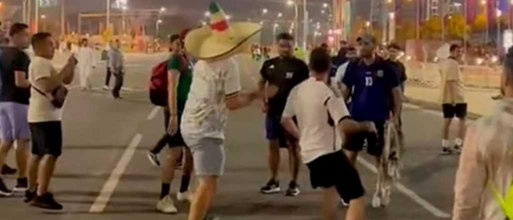 Videos: batalla campal entre hinchas argentinos y mexicanos en Doha