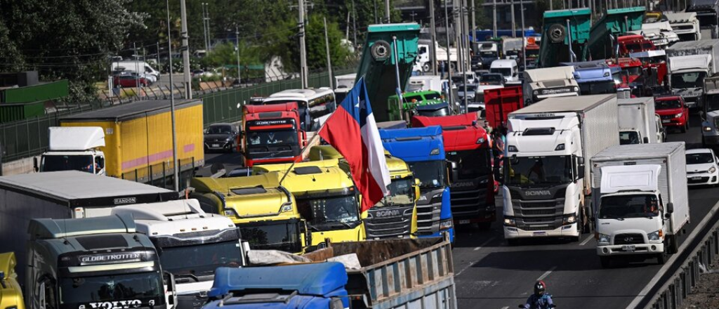 Crece la tensión en Chile por un paro de camioneros que ya lleva una semana