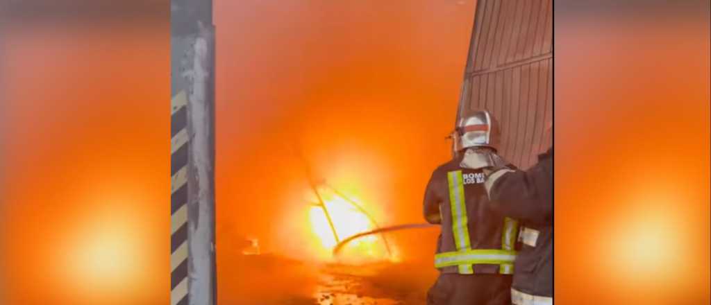 Videos: impactante incendio en un galpón de Junín