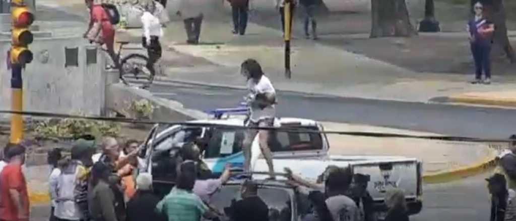Video: una mujer quiso tirar a su bebé desde el techo de un auto