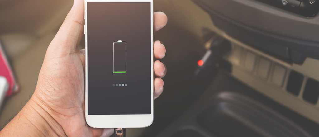 &iquest;Por qu&eacute; no hay que cargar los tel&eacute;fonos en el auto?