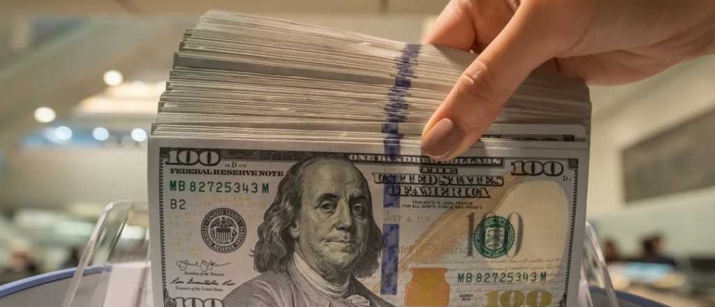 El blue cae otra vez y acumula una baja de 5 pesos en la semana