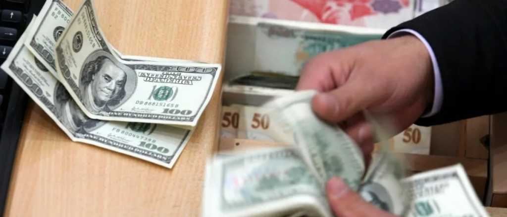 El dólar blue tuvo este lunes otro retroceso