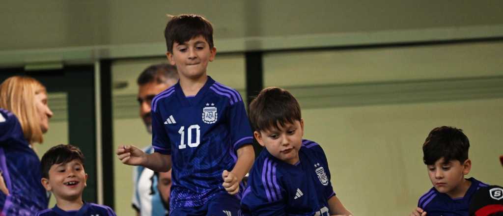 El Kun Agüero y los hijos de Messi, alentando a la Selección
