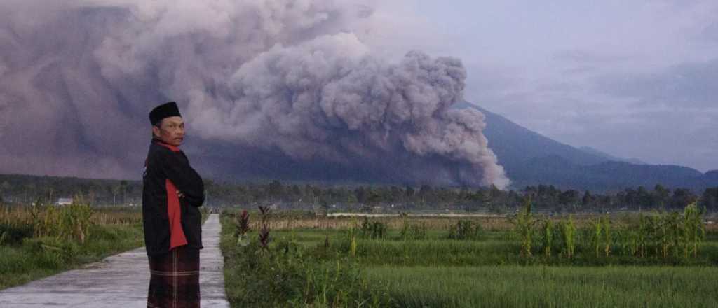 Alerta máxima y 2.000 evacuados por la erupción de un volcán en Indonesia