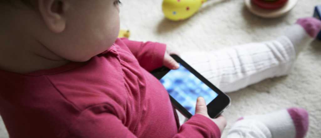 ¿Cómo afecta la pantalla del celular al cerebro de los niños?