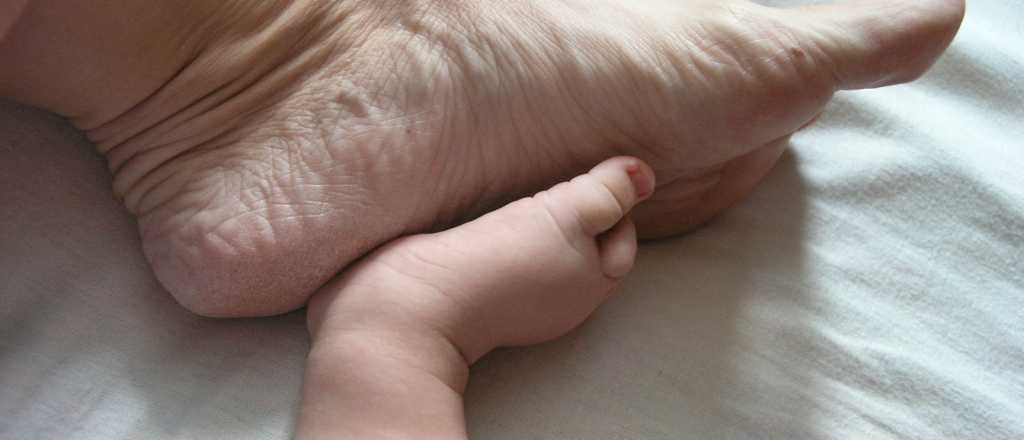 Este es el hombre con los pies más grandes del mundo