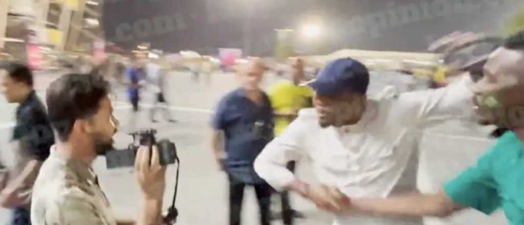 Video: Samuel Eto'o le pegó una patada a un youtuber en el Mundial 