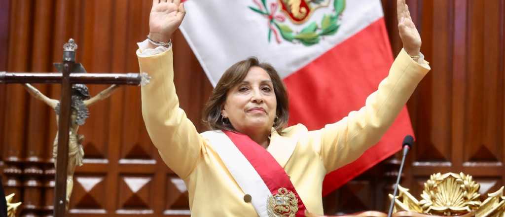 Dina Boluarte juró como presidenta de Perú