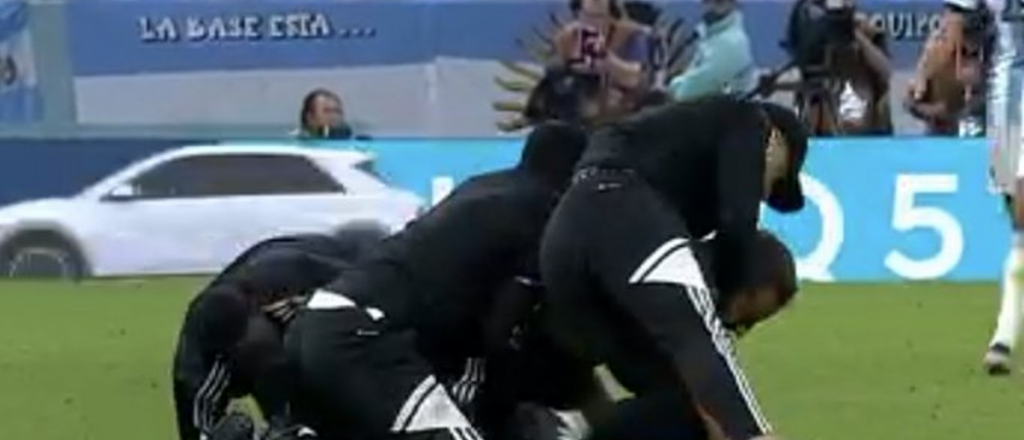 Cinco guardias para sacar al hincha que ingresó al partido de Argentina