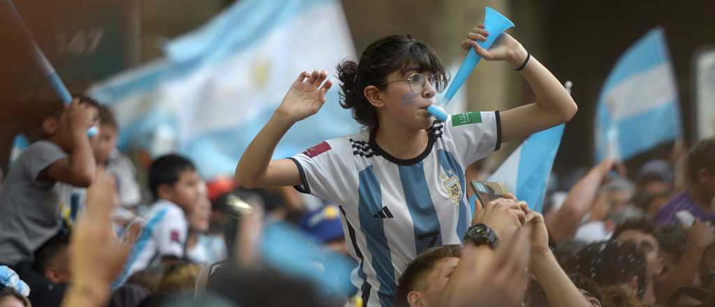 Si el domingo Argentina es campeón, Suarez pide que festejen en las plazas