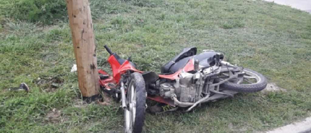 Un motociclista ebrio choc&oacute; contra un poste de luz en Tupungato