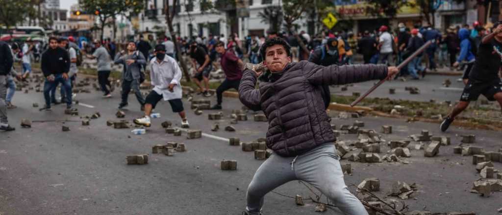 Per&uacute;: dos j&oacute;venes muertos por las protestas y adelantan las elecciones