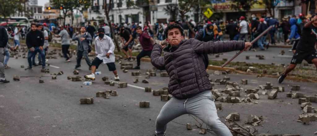 Perú: dos jóvenes muertos por las protestas y adelantan las elecciones