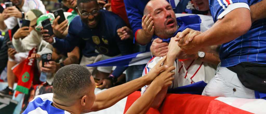 Mbapp&eacute; noque&oacute; a un hincha de Francia y tuvo que pedir disculpas