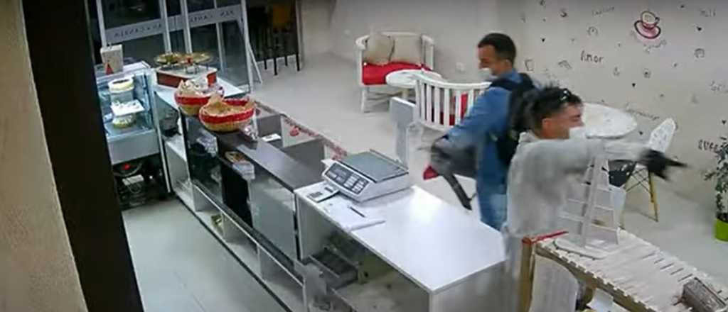 Video: tres delincuentes asaltaron un comercio en San Martín