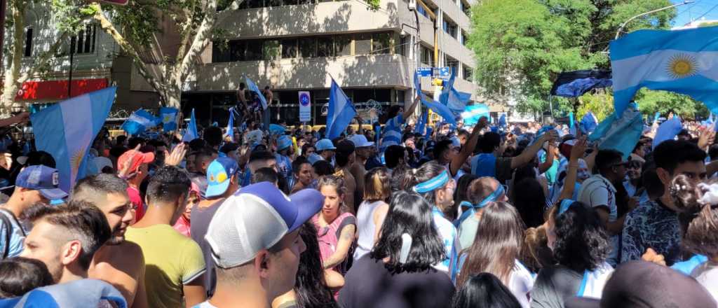 Videos y fotos: festejos emocionantes en el centro de Mendoza