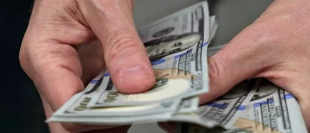 Baja el dólar blue y caen los bonos este miércoles 